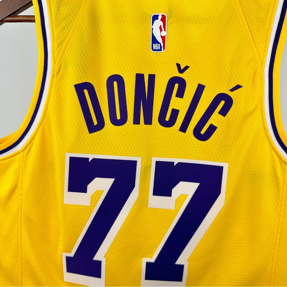 Nike Lakers Yellow Jersey - Picture 4 of 4